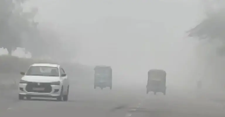 ঘন কুয়াশা ও মেঘে ছেয়ে যায় গোটা দিল্লি